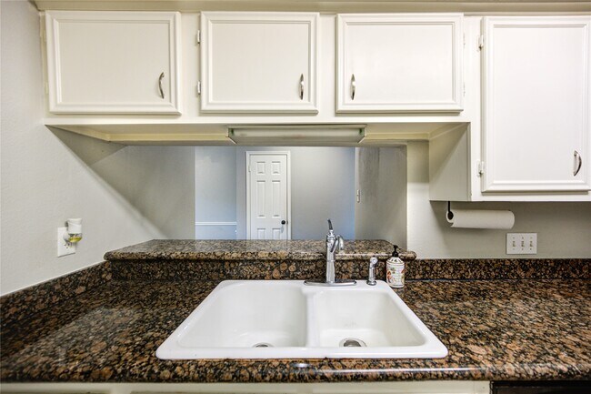 Building Photo - 940 Wycliffe Dr