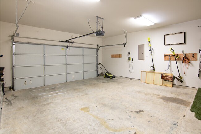 Building Photo - 2306 Wipprecht St