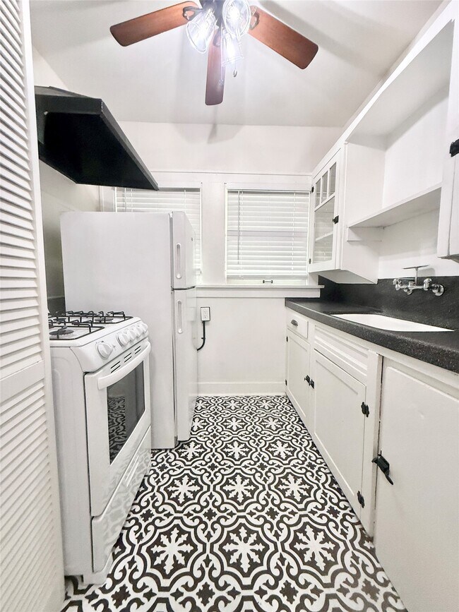 Building Photo - 1136 Berthea St