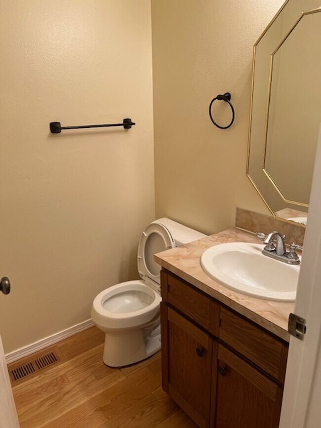 Building Photo - Desirable Twin Lakes Quail Run Townhome