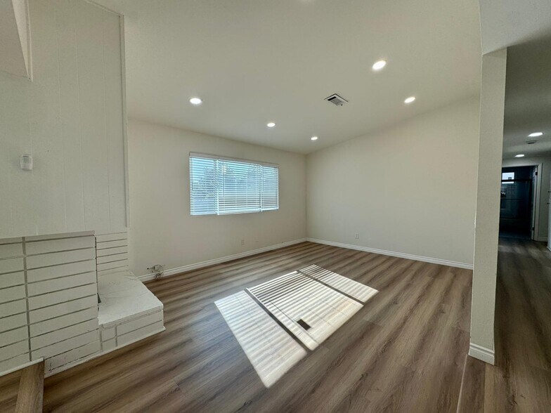 Building Photo - 251 E Heather St