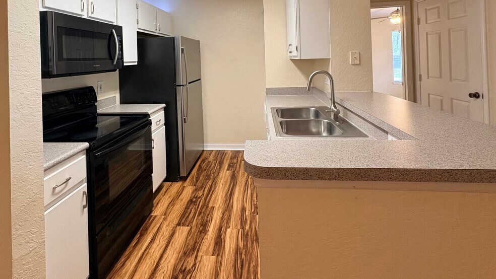 Building Photo - 8917 Manor Loop