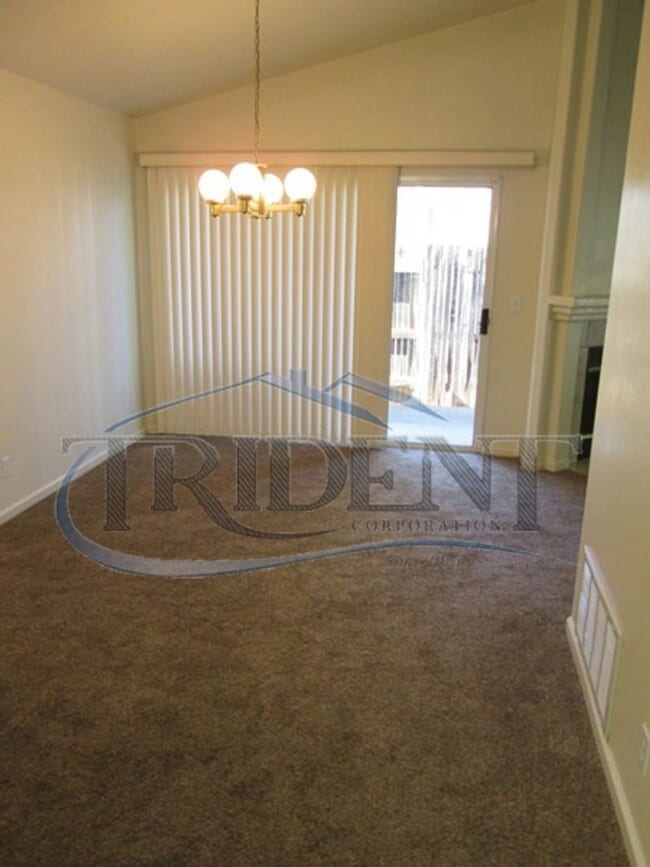 Building Photo - 970-972 Crisp Dr