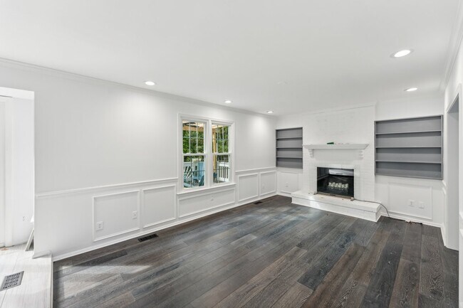 Building Photo - Charming 4 bedroom 3 bathroomSingle-Family Home for Rent! Discover your dream home with this stun...
