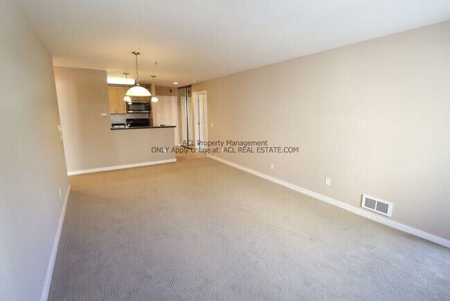 Building Photo - Pefectly Located 2bed 2 bath Unit Affordably Priced