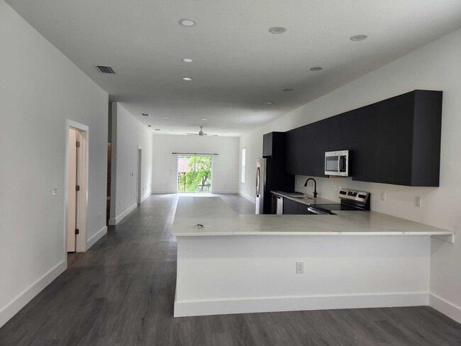 Building Photo - 309 Lakewood Ln