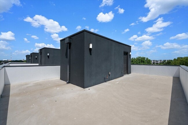 Building Photo - Spacious Townhouse in Dallas