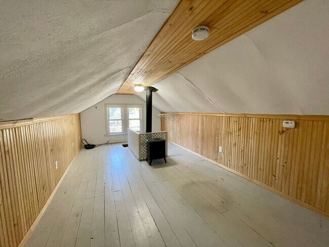 Building Photo - $0 DEPOSIT OPTION, NEW PAINT, TRADITIONAL BRICK HOME, WALKING DISTANCE TO DU!! LARGE BACKYARD, DE...