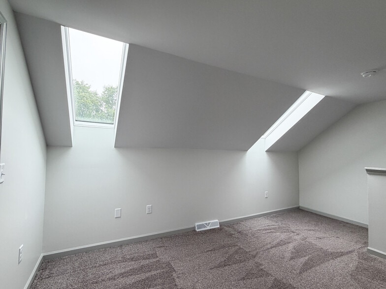 Building Photo - 425 Deerfield Dr