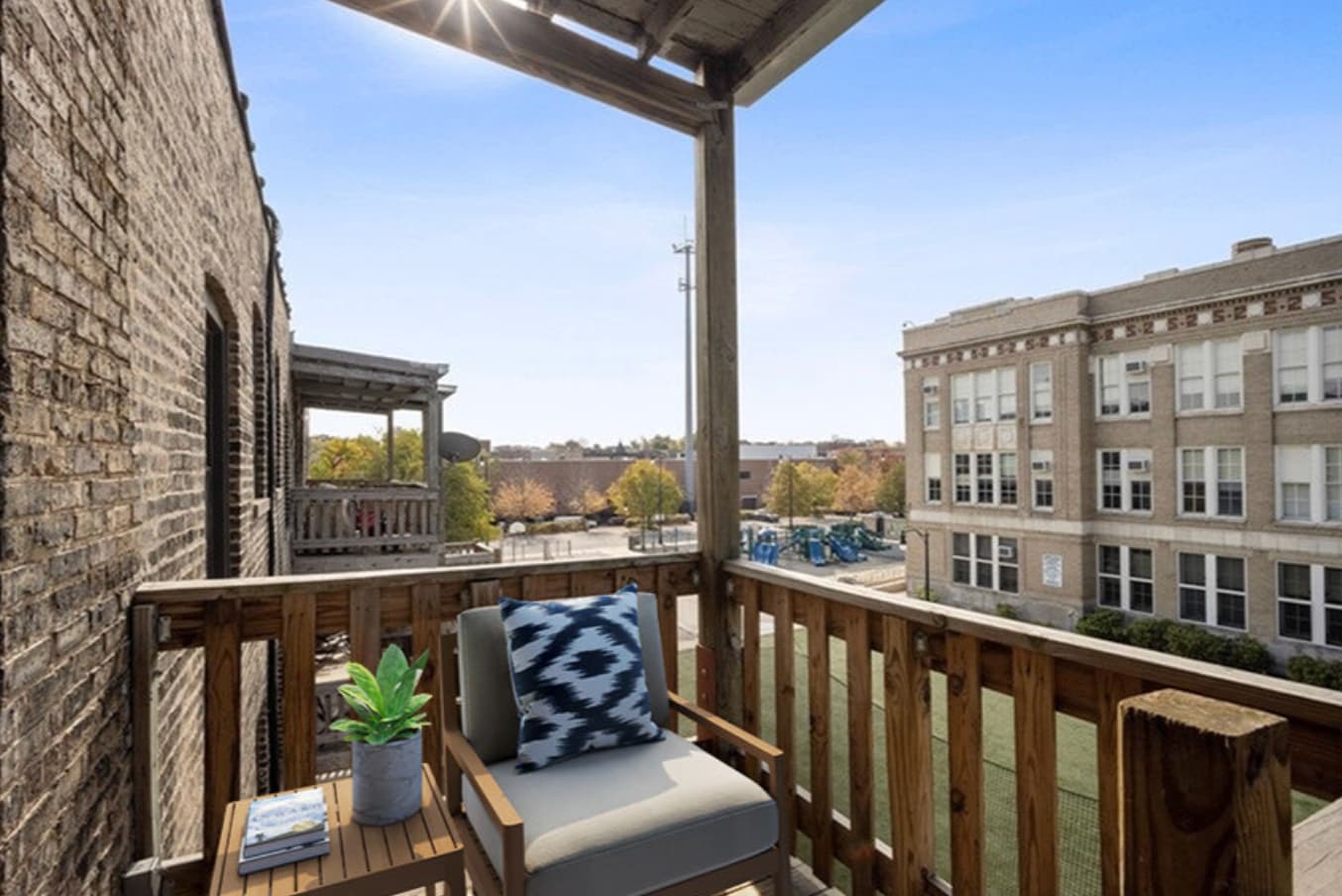 Building Photo - 812 W Waveland Ave