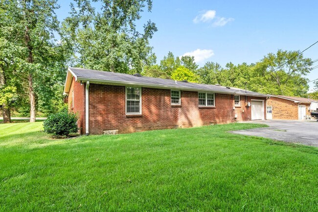 Building Photo - 3 Bedroom Home For Rent Near Downtown Clar...