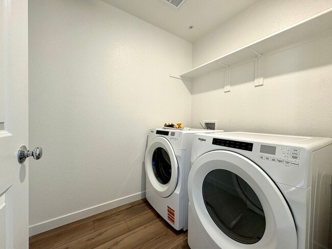 Building Photo - Beautiful Brand New SOLAR 3 bedroom 2.5 Bathroom Just Built in Lincoln CA!