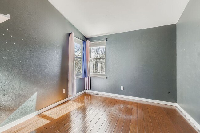 Building Photo - COME TOUR THIS BEAUTIFUL TOWNHOME. AVAILABLE NOW!