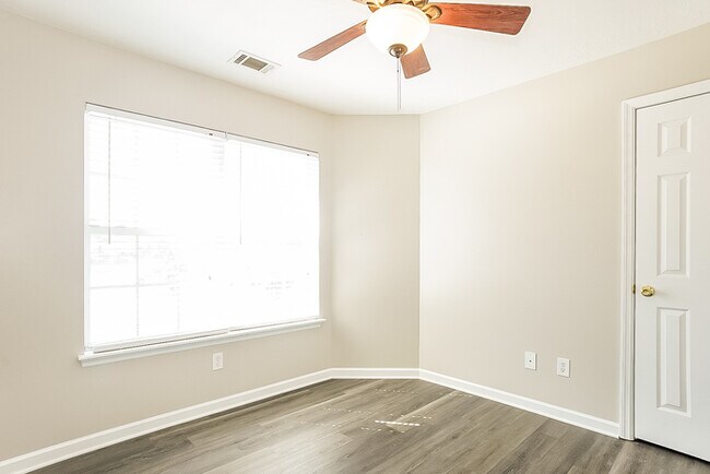 Building Photo - Spacious Five-Bedroom Home