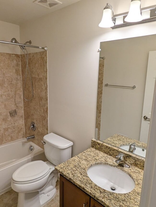 Building Photo - Gorgeous 3 level townhouse in North Potoma...
