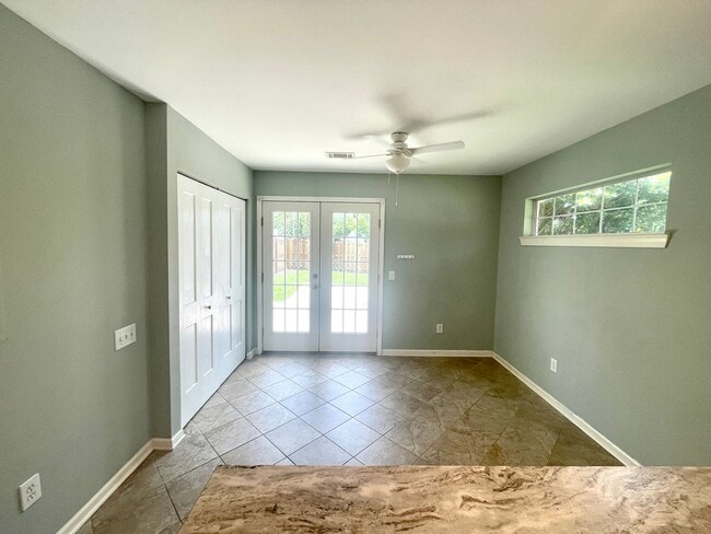 Building Photo - 3 Bedroom, 2 Bath Townhome in Park West of...
