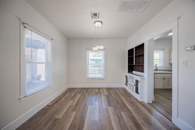 Building Photo - 831 N 10th St