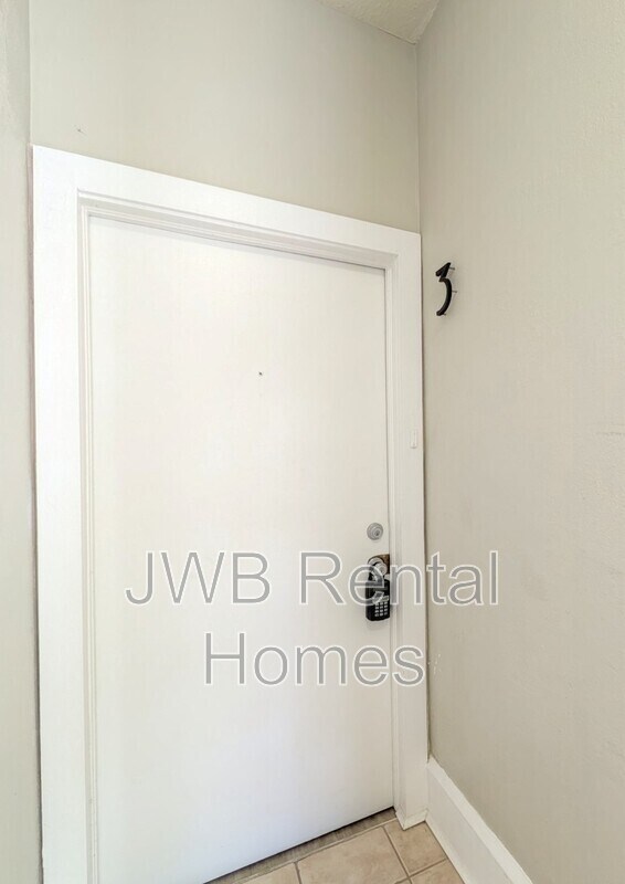 Building Photo - 2743 Vernon Terrace