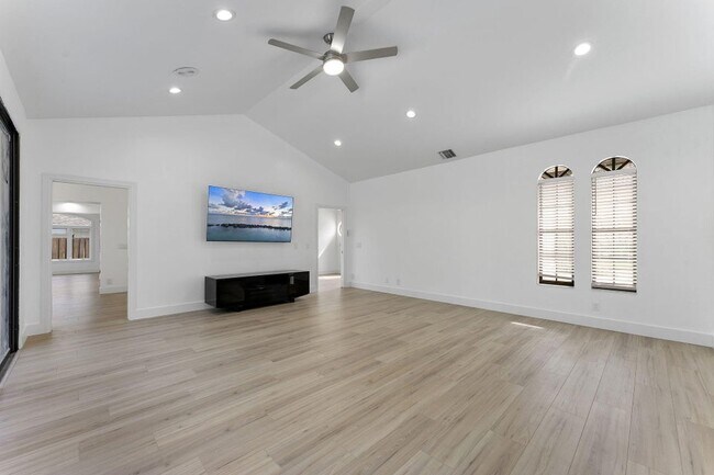 Building Photo - 150 Lucina Dr