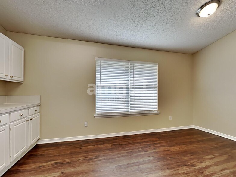 Building Photo - 6291 Ironside Dr N