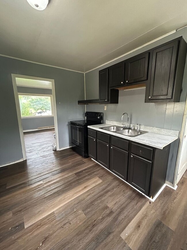 Building Photo - 2 Bedroom 1 Bathroom House