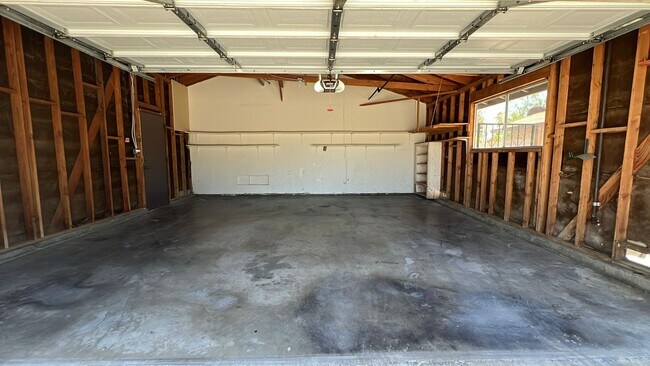 Building Photo - (APPLICATION PENDING) East Lancaster Home