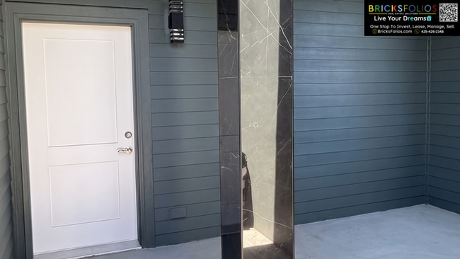 Building Photo - Modern Lake Washington View ADU – Fully Furnished 2BR/2BA (Kirkland)