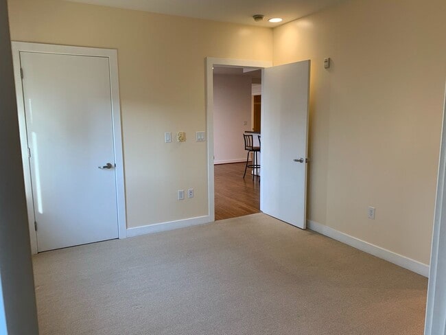 Building Photo - $500 OFF FOR FIRST MONTH RENT!!! Two Bedro...