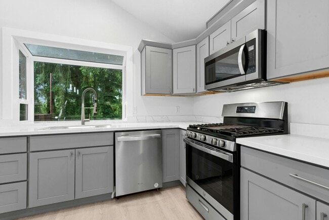 Building Photo - 4bd/2.5ba Bellevue Home