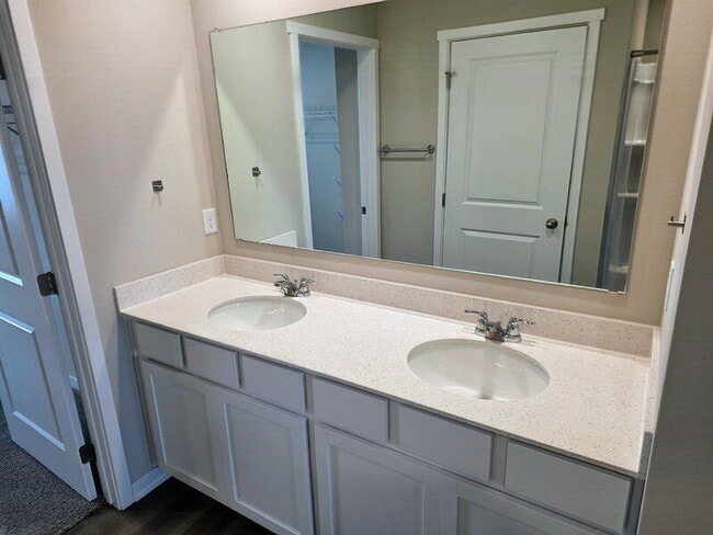 Building Photo - 655 NW Williamsburg Ln