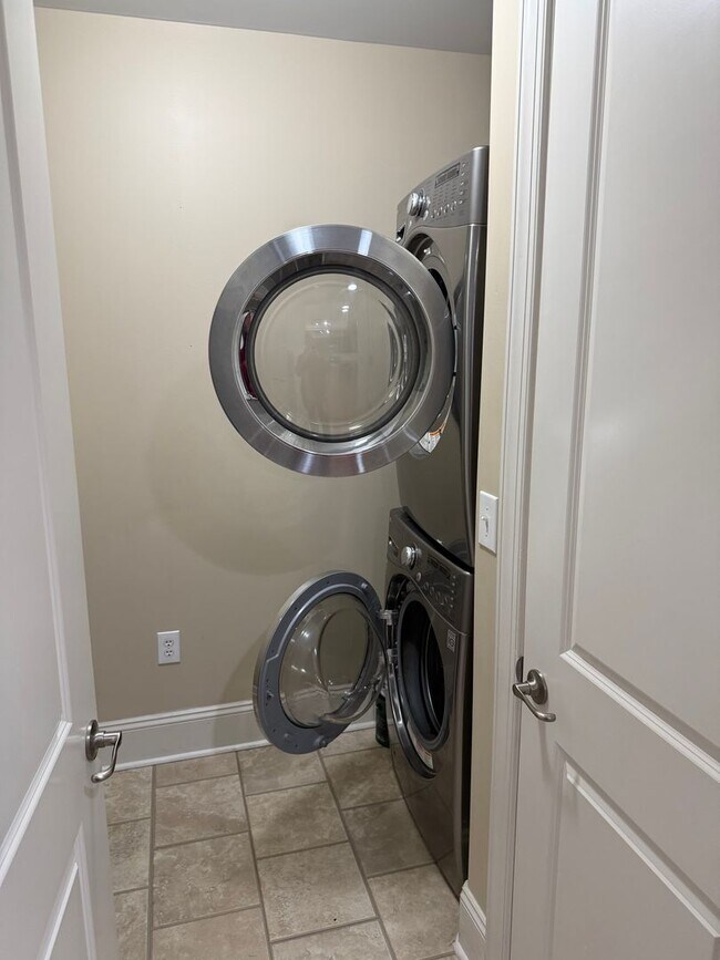 Building Photo - 4620 Piedmont Row Dr