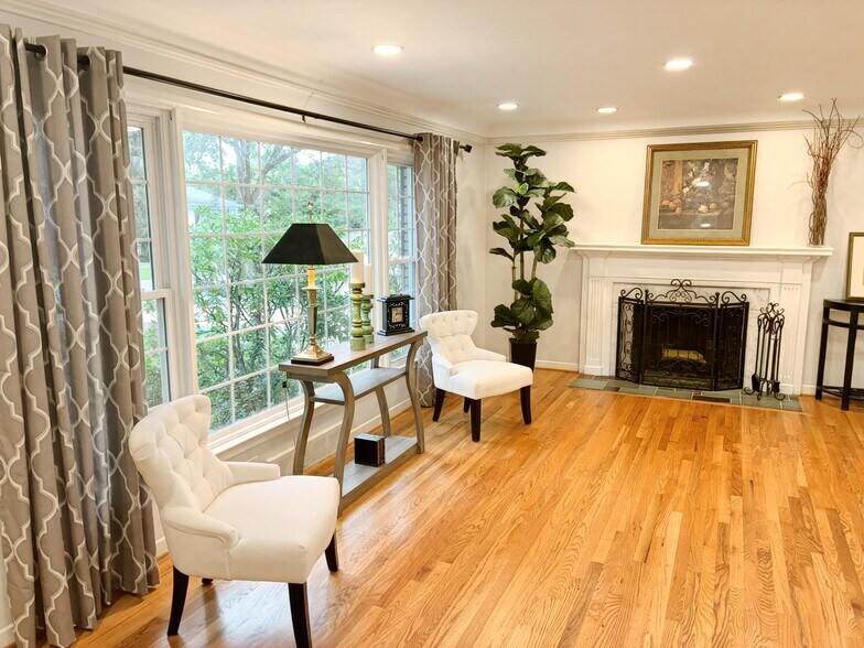 Building Photo - 906 Putney St