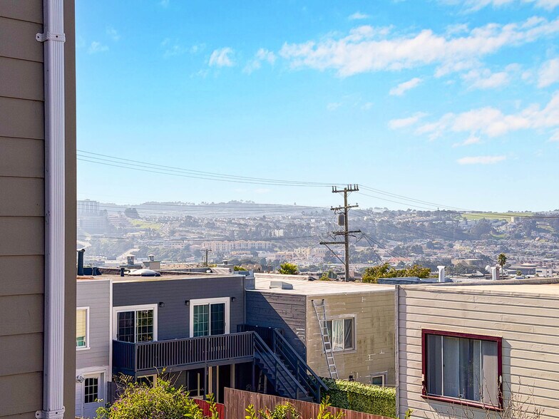 Building Photo - 584 Hillside Blvd