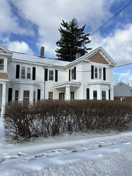 Remodeled apartment. Fresh paint throughout, new flooring, new tub enclosure, washer and dryer in bu - 134 Pearl St