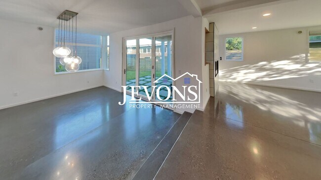 Building Photo - 5BR/4.5BA House in Seattle -- Available Now!