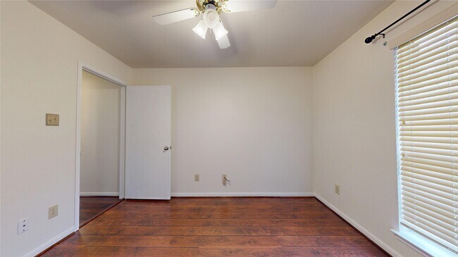 Building Photo - 806 N Willow Dr