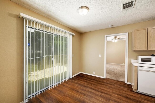 Building Photo - 2112 Coats Cir