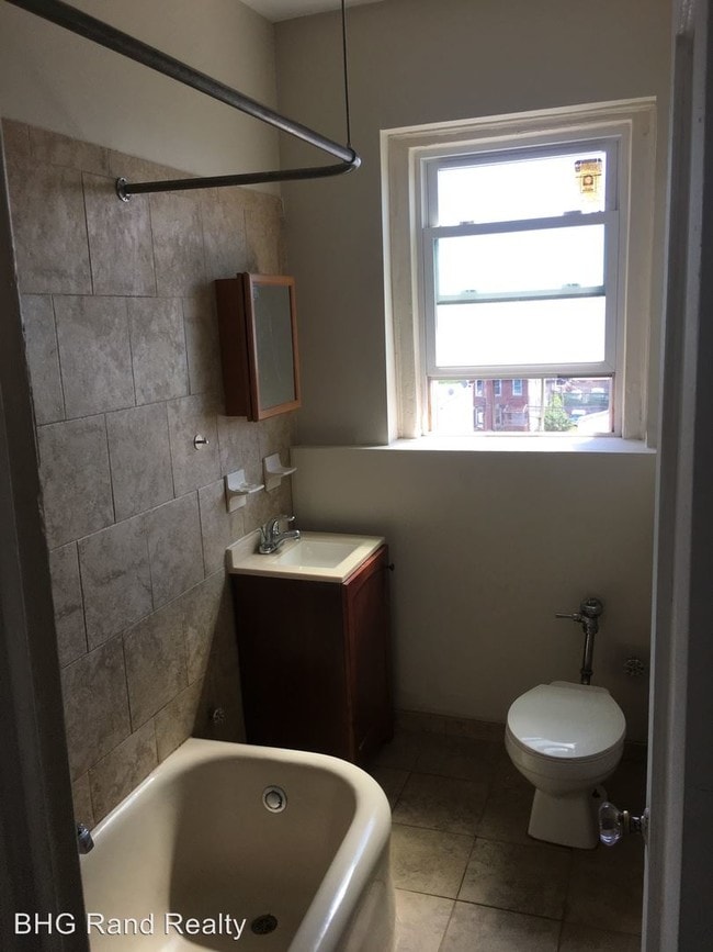 Building Photo - 1 br, 1 bath Apartment - 1441 Parker St