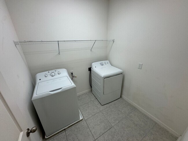 Building Photo - Available Now! Spacious 3-Bedroom Townhome with Fenced Yard in Winter Garden – Washer and Dryer I...