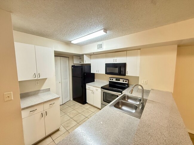 Building Photo - SPACIOUS 2/2 WITH SPLIT FLOOR PLAN WITH BALCONY ACCESS!