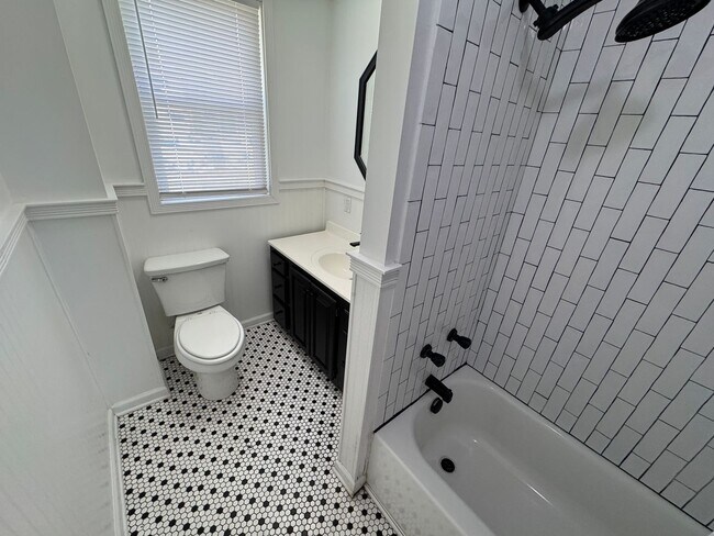 Building Photo - Near Westside 4 Bedroom 2 Bath