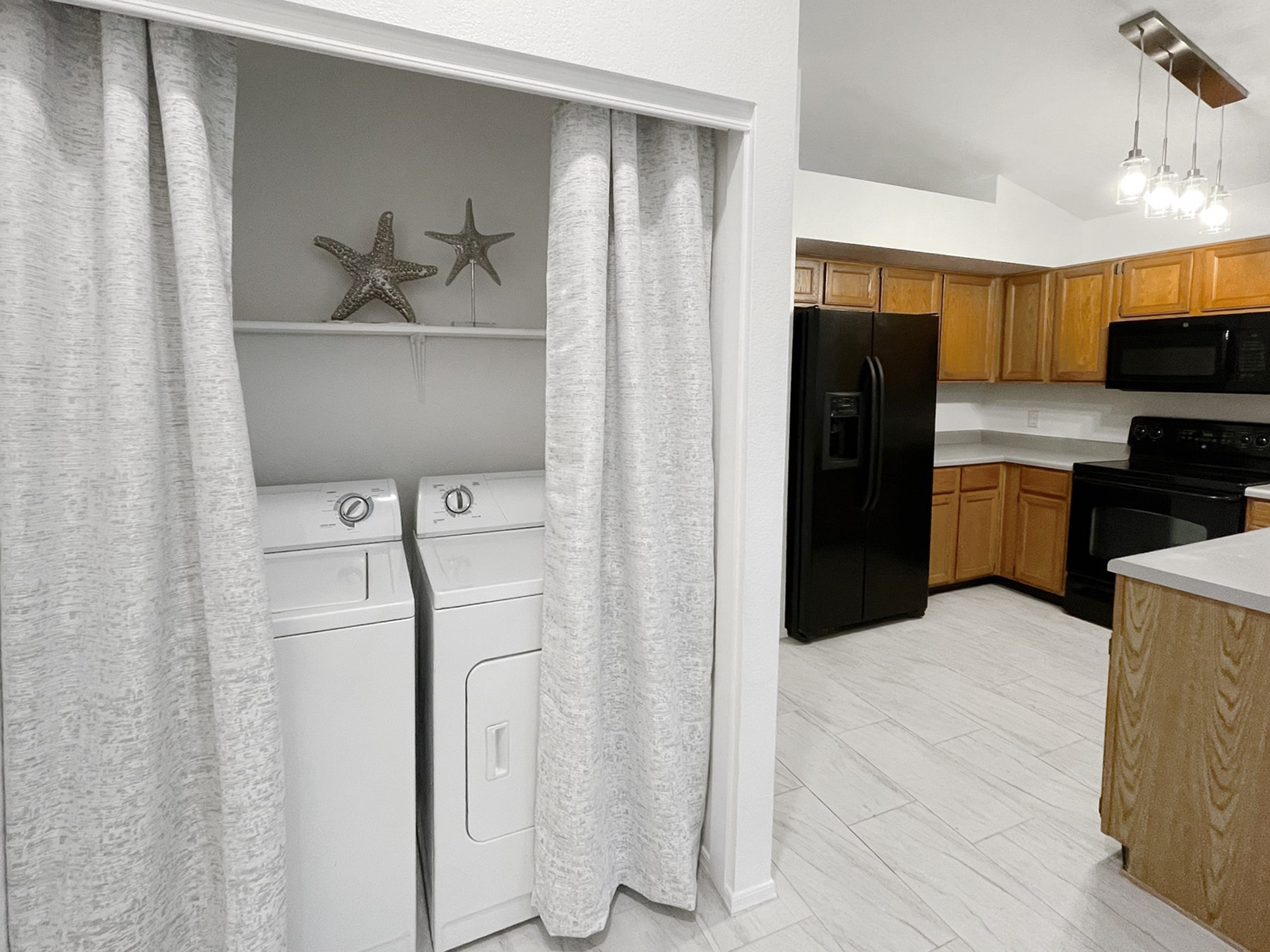 Building Photo - 1120 N Val Vista Dr