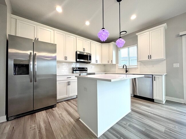 Building Photo - 1502 NE Savana Dr