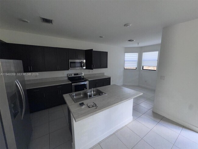 Building Photo - 157 NE 27th Terrace