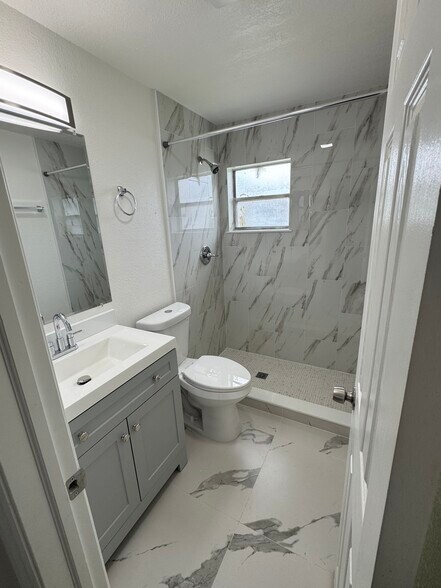 Building Photo - 3431 Hi St