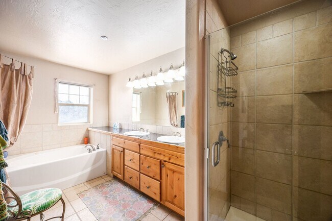 Building Photo - 6144 Fox Point Cir