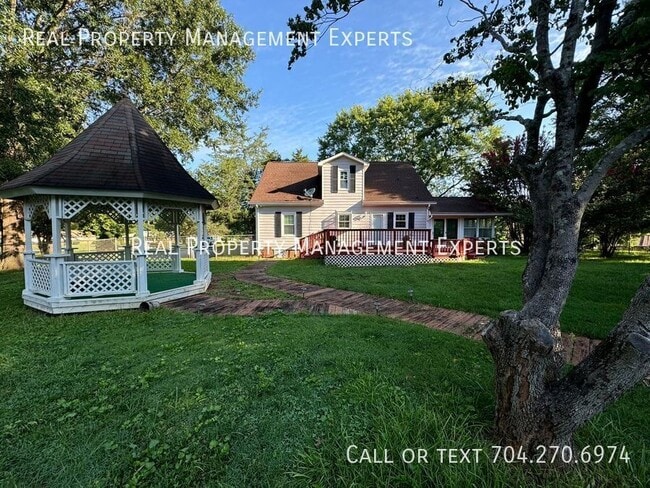 Building Photo - 6008 Mallard Dr