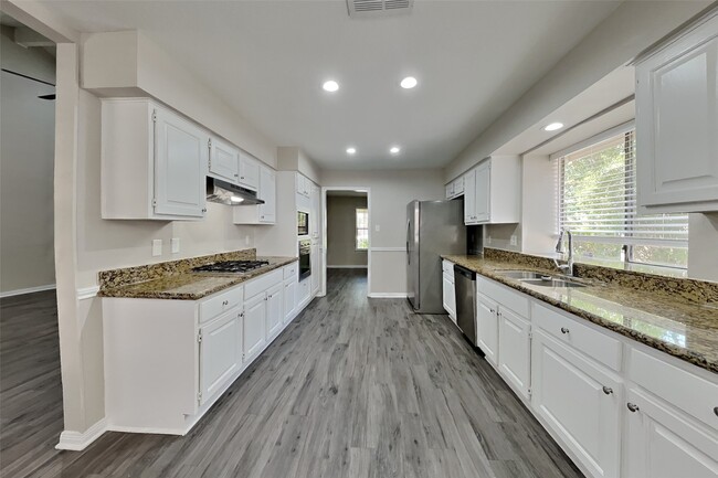 Building Photo - 2811 Pineleaf Dr