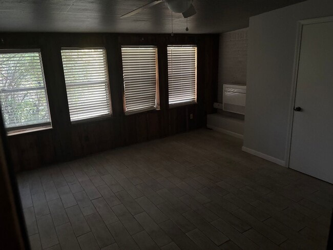 Building Photo - 3 bedroom, 1 bath with covered carport parking