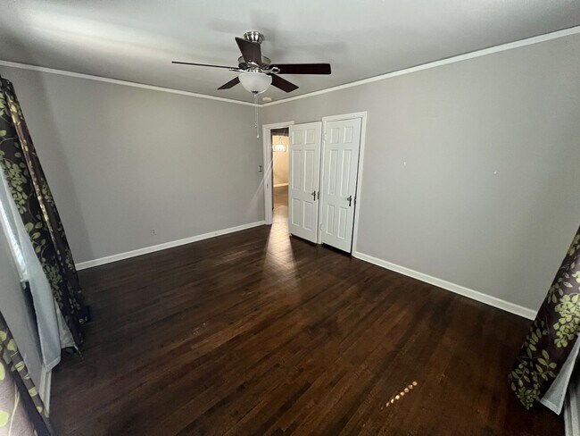 Building Photo - Beautifully renovated Midtown charmer